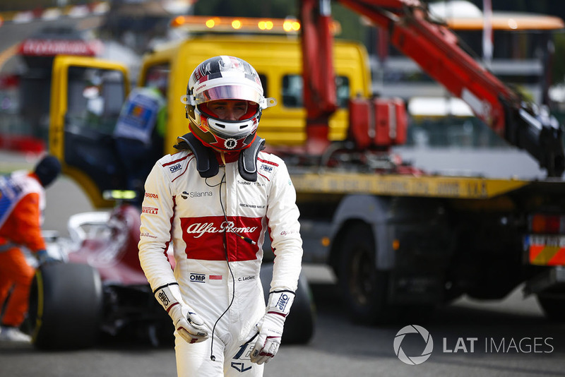 Charles Leclerc, Sauber C37, wycofuje się z wyścigu na pierwszym okrążeniu, po wypadku z Fernando Alonso, McLaren