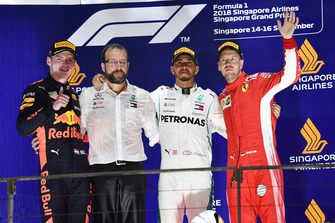 Podio: segundo lugar Max Verstappen, Red Bull Racing y tercer lugar Sebastian Vettel, Ferrari