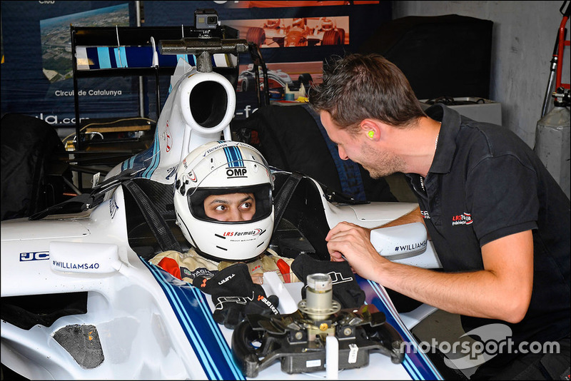 Een Smartphone-gamer test een Williams F1-wagen