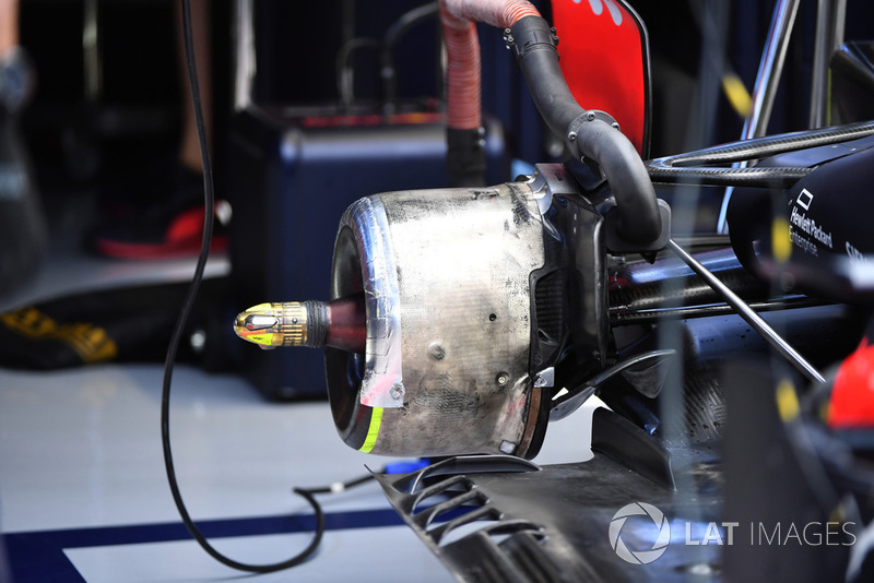 Red Bull Racing RB14 rear wheel hub