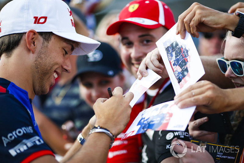 Pierre Gasly, Toro Rosso, signs autographs for fans