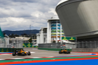 Stoffel Vandoorne, McLaren MCL33, voor Lando Norris, McLaren MCL33