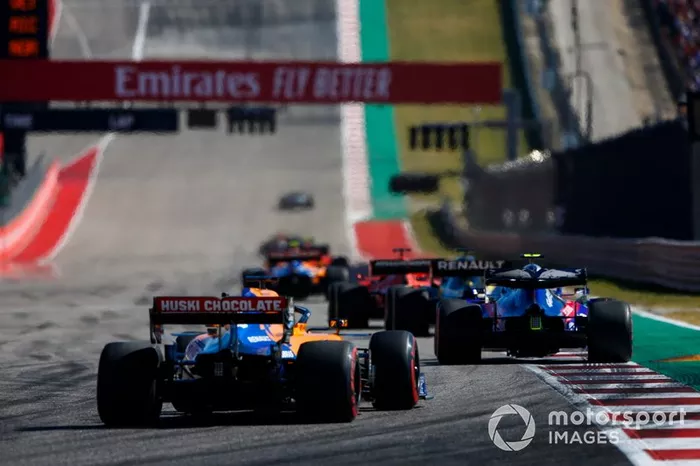Pierre Gasly, Toro Rosso STR14, Carlos Sainz Jr., McLaren MCL34