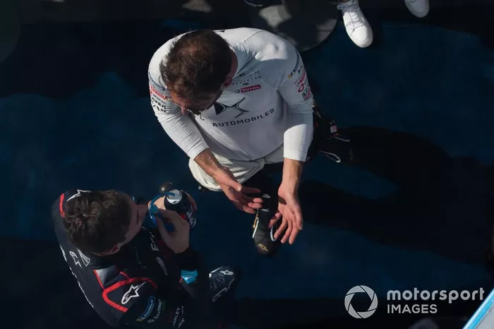 Jean-Eric Vergne, DS Techeetah parla con Robin Frijns, Virgin Racing 