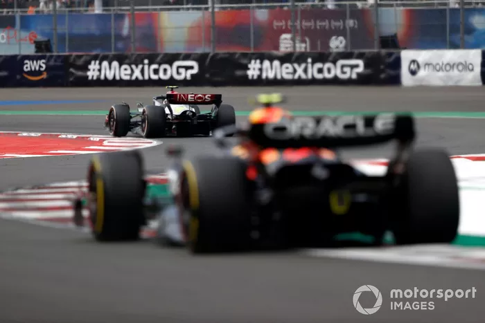 Lewis Hamilton, Mercedes W13, Sergio Pérez, Red Bull Racing RB18
