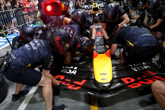 Red Bull Racing pitstop practice 