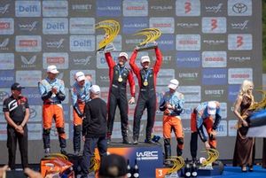 Podio: ganadores Oliver Solberg, Elliott Edmondson, Toyota Gazoo Racing WRT Toyota GR Yaris Rally1, segundo lugar Ott Tänak, Martin Järveoja, Hyundai World Rally Team Hyundai i20 N Rally1, tercer lugar Thierry Neuville, Martijn Wydaeghe, Hyundai World Ral