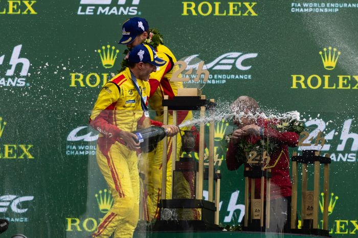 Podium: Race winner #83 AF Corse Ferrari 499P: Robert Kubica, Yifei Ye, Philip Hanson