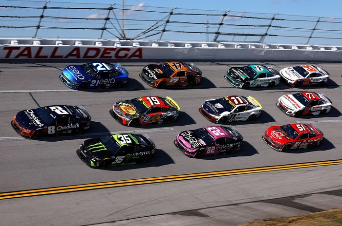 Riley Herbst, 23XI Racing Toyota, Kyle Busch, Richard Childress Racing Chevrolet, Josh Berry, Wood Brothers Racing Ford