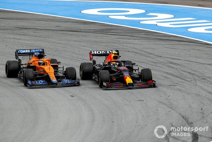 Daniel Ricciardo, McLaren MCL35M, Sergio Pérez, Red Bull Racing RB16B
