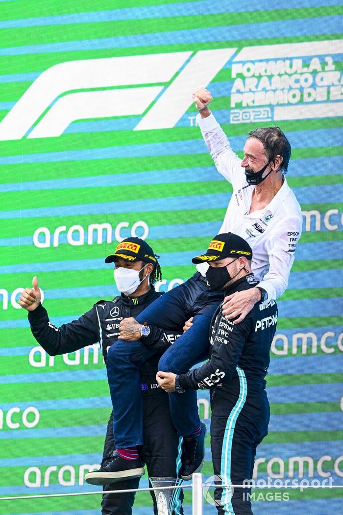 Podio: ganador de la carrera Lewis Hamilton, Mercedes, tercer lugar Valtteri Bottas, Mercedes