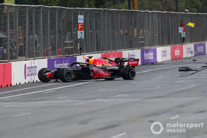 Max Verstappen, Red Bull Racing RB16B choca 
