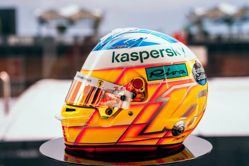 Casco con diseño especial de Charles Leclerc, Ferrari para el GP de Francia