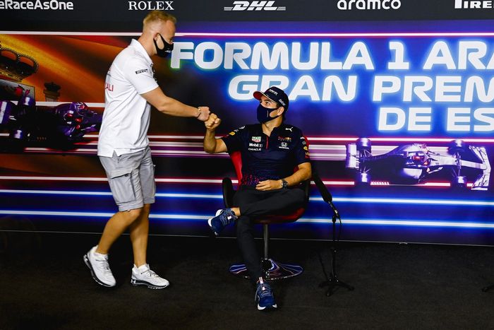 Nikita Mazepin, Haas F1, Sergio Pérez, Red Bull Racing en la conferencia de prensa