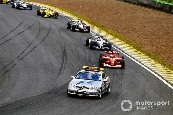 El coche de seguridad al frente de Michael Schumacher, Ferrari F2001, Juan Pablo Montoya, Williams FW23 BMW, David Coulthard, McLaren MP4-16 Mercedes, y Jarno Trulli, Jordan EJ11 Honda