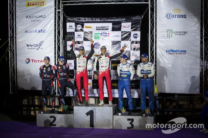 Podio: los ganadores Sébastien Ogier, Julien Ingrassia, Toyota Gazoo Racing WRT Toyota Yaris WRC, segundos Ott Tänak, Martin Järveoja, Hyundai Motorsport Hyundai i20 Coupe WRC, y terceros Teemu Suninen, Jarmo Lehtinen, M-Sport Ford WRT Ford Fiesta WRC