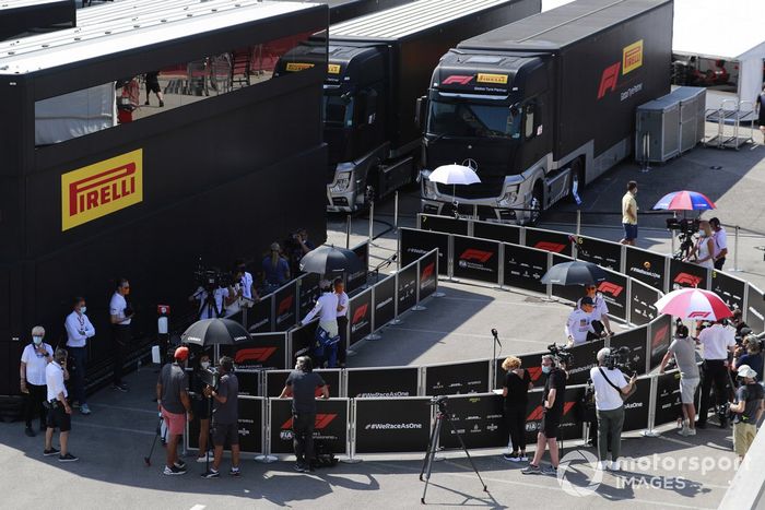 Los pilotos de McLaren hablan con los medios después de la calificación