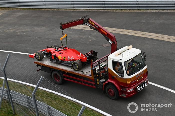 El Ferrari de Sebastian Vettel, sufre una ruptura de motor