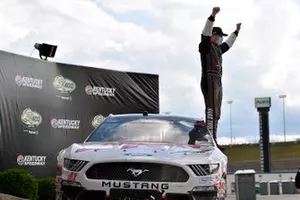 Ganador Cole Custer, Stewart-Haas Racing, Ford Mustang