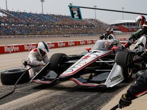 Josef Newgarden, Team Penske Chevrolet, parada en boxes