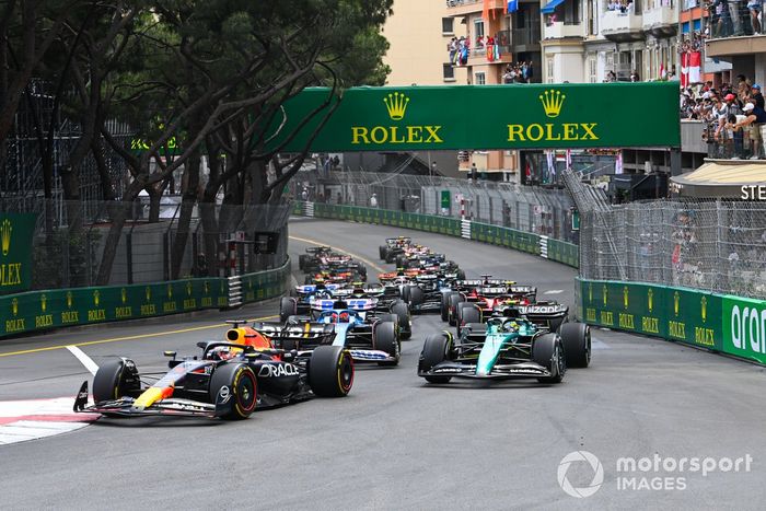 Max Verstappen, Red Bull Racing RB19, Fernando Alonso, Aston Martin AMR23, Carlos Sainz, Ferrari SF-23, Esteban Ocon, Alpine A523, el resto de la parrilla en la salida.