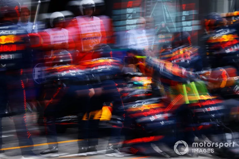 Sergio Perez, Red Bull Racing RB19, effettua una sosta
