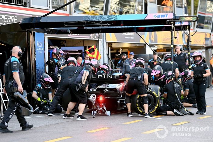 Esteban Ocon, Alpine A523, hace una parada en boxes durante la FP2