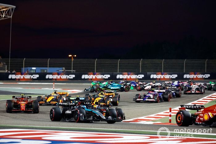 George Russell, Mercedes F1 W15, Sergio Pérez, Red Bull Racing RB20, Carlos Sainz, Ferrari SF-24, Fernando Alonso, Aston Martin AMR24, Lando Norris, McLaren MCL38, el resto de la parrilla en la salida.