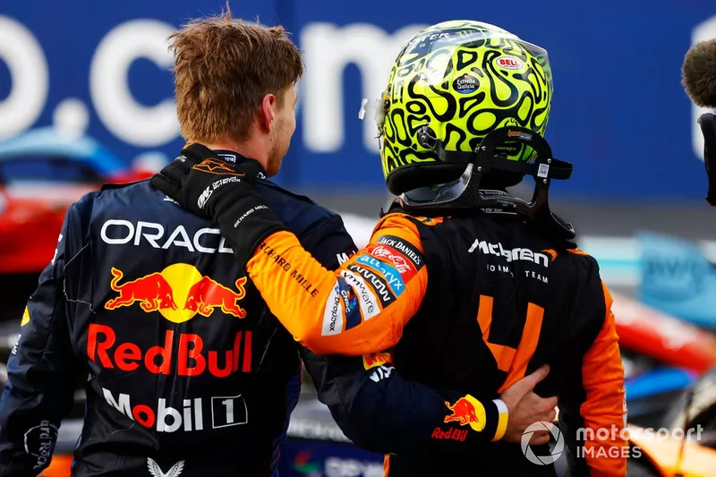 Max Verstappen, Red Bull Racing, 2e position, Lando Norris, McLaren F1 Team, 1re position, se félicitent mutuellement au Parc Ferme.
