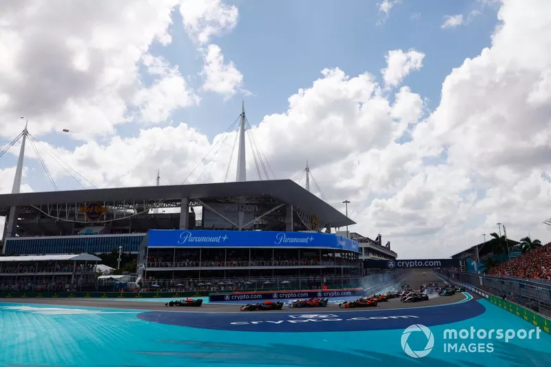 Max Verstappen, Red Bull Racing RB20, Charles Leclerc, Ferrari SF-24, Carlos Sainz, Ferrari SF-24, Sergio Pérez, Red Bull Racing RB20, el resto de la parrilla en la salida.