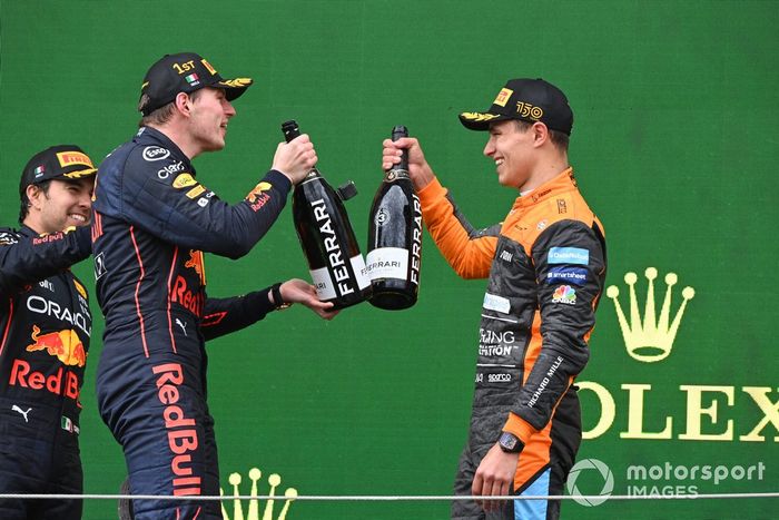 Podio: ganador Max Verstappen, Red Bull Racing, tercer lugar, Lando Norris, McLaren