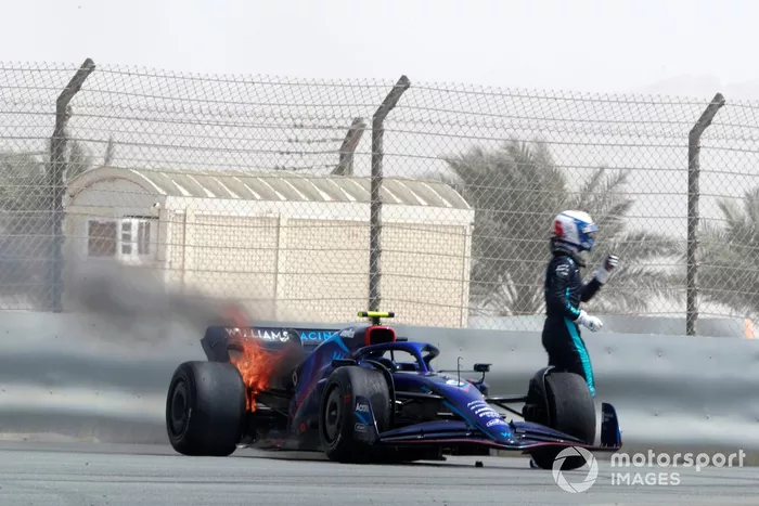 Nicholas Latifi, Williams FW44, para después de incendiar la parte trasera
