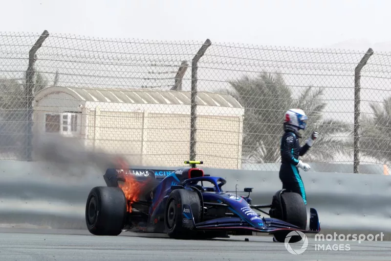Nicholas Latifi, Williams FW44, si ferma a bordo pista a causa dell'incendio ai freni posteriori