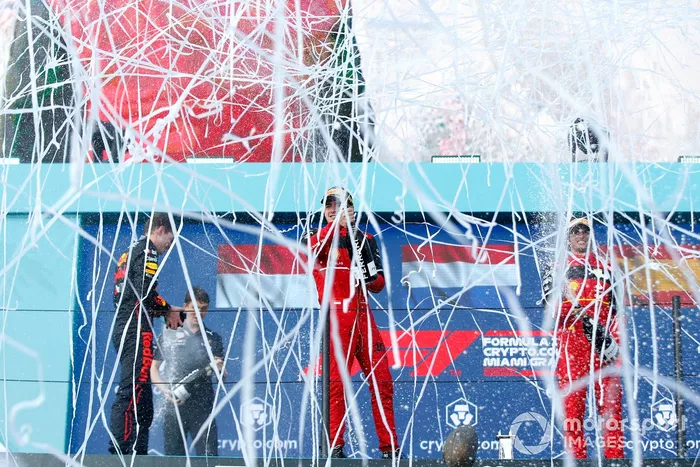 Podio: segundo lugar Charles Leclerc, Ferrari, ganador Max Verstappen, Red Bull Racing, tercer lugar Carlos Sainz, Ferrari