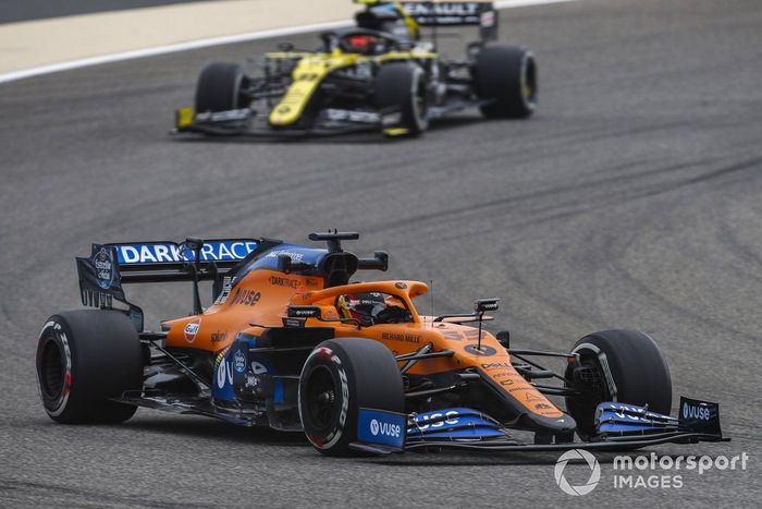 Carlos Sainz Jr., McLaren MCL35, Esteban Ocon, Renault F1 Team R.S.20