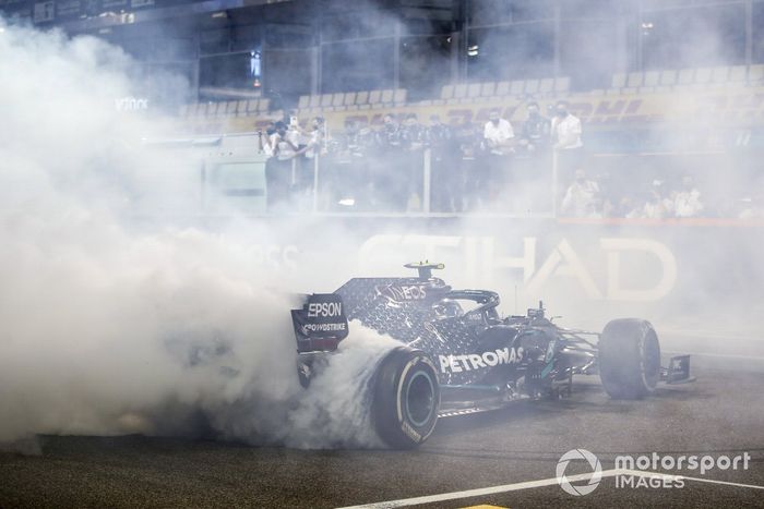 Valtteri Bottas, Mercedes F1 W11, 2º puesto, hace donuts al final de la carrera