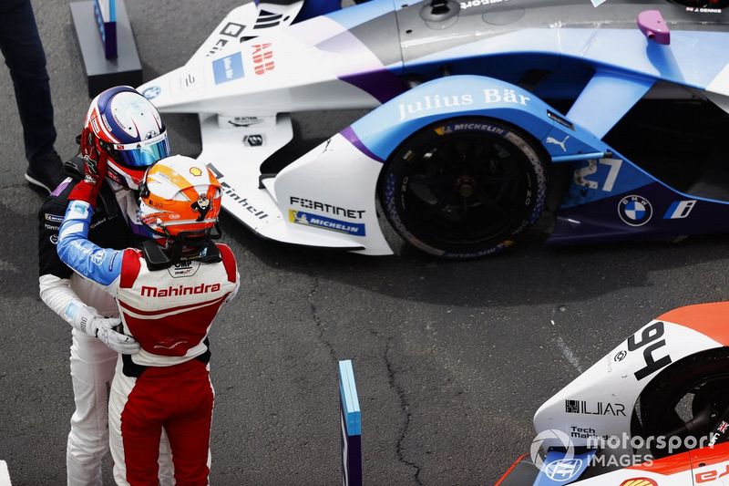 Ganador Jake Dennis, BMW i Andretti Motorsport, es felicitado por el tercer lugar Alex Lynn, Mahindra Racing