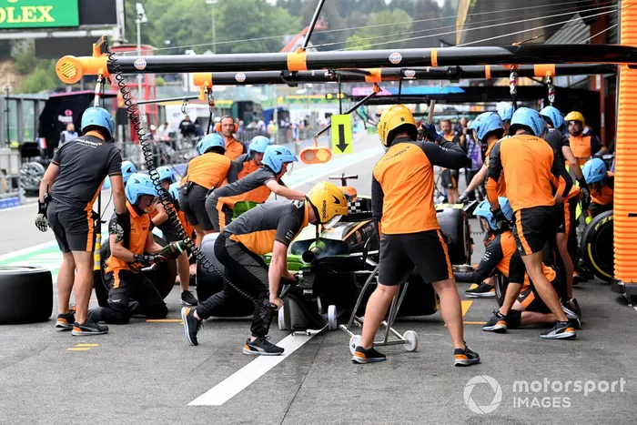 Daniel Ricciardo, McLaren MCL36, hace una parada en boxes durante los entrenamientos
