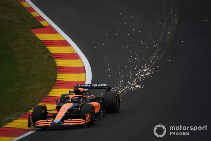 Daniel Ricciardo, McLaren MCL36, echa chispas