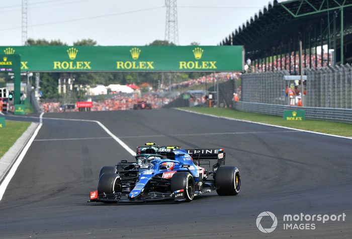 Esteban Ocon, Alpine A521, Sebastian Vettel, Aston Martin AMR21