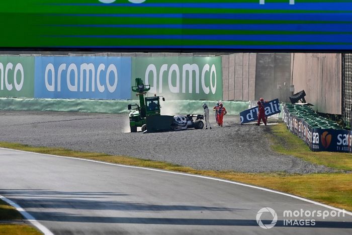 Pierre Gasly, AlphaTauri, es asistido tras el choque en la primera vuelta