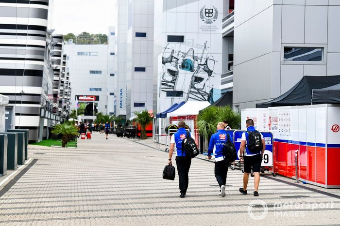 Nikita Mazepin, Haas F1, llega al circuito
