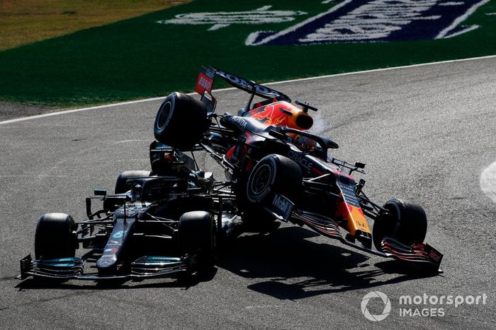 Lewis Hamilton, Mercedes W12, y Max Verstappen, Red Bull Racing RB16B chocan durante la carrera