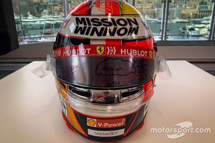 Casco de Charles Leclerc, Ferrari, para el GP de Mónaco
