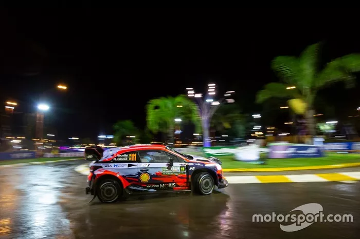 Thierry Neuville, Nicolas Gilsoul, Hyundai Motorsport Hyundai i20 Coupe WRC with Andrea Adamo, Team principal Hyundai Motorsport