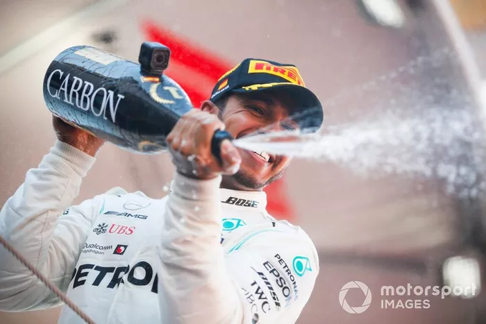 Podio:  ganador de la carrera Lewis Hamilton, Mercedes AMG F1 celebra con el champán