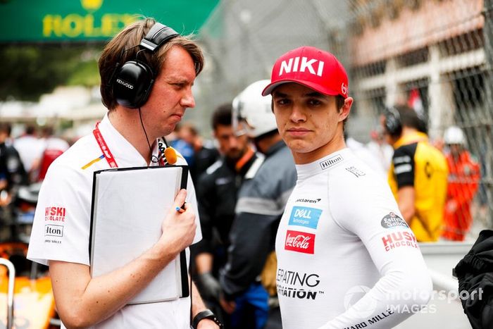 Lando Norris, McLaren con una gorra  roja en homenaje a Niki Lauda