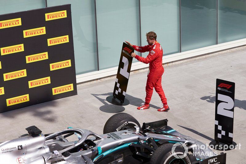2019: se supone que Sebastian Vettel termina en la primera posición, pero una sanción por saltarse una chicane le hace caer a la segunda plaza, en favor de Lewis Hamilton.