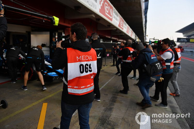 Les photographes devant le garage Williams Racing