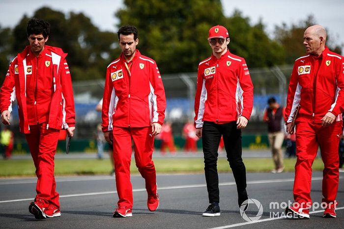 Charles Leclerc, Ferrari, con Jock Clear, su ingeniero de carrera